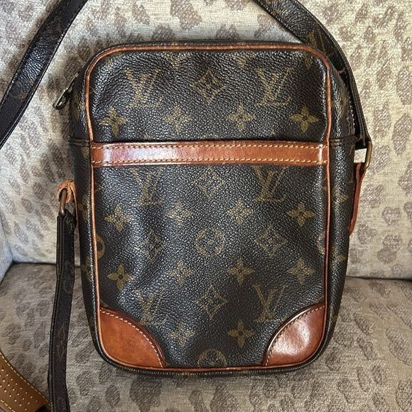 Louis Vuitton Monogram Canvas Crossbody needs repair - Picture 3 of 17